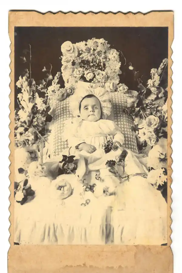  El velorio del angelito no siempre fue una fiesta, pero al menos implicaba una preparación floral y blanca que se oponía al negro del luto de los mayores.