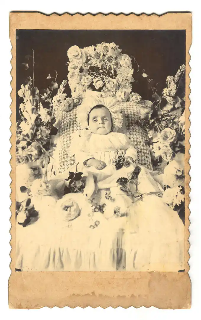  El velorio del angelito no siempre fue una fiesta, pero al menos implicaba una preparación floral y blanca que se oponía al negro del luto de los mayores.