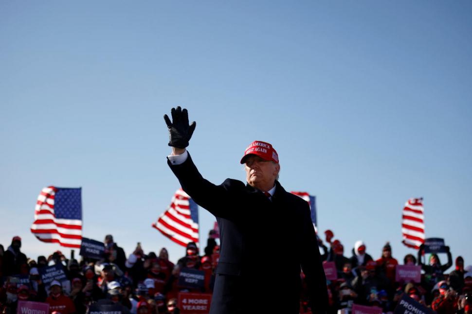 DESAFIANDO EL FRÍO. El presidente, en Iowa, insistió con su lema “Hagamos grande a América (Estados Unidos) de nuevo”.   