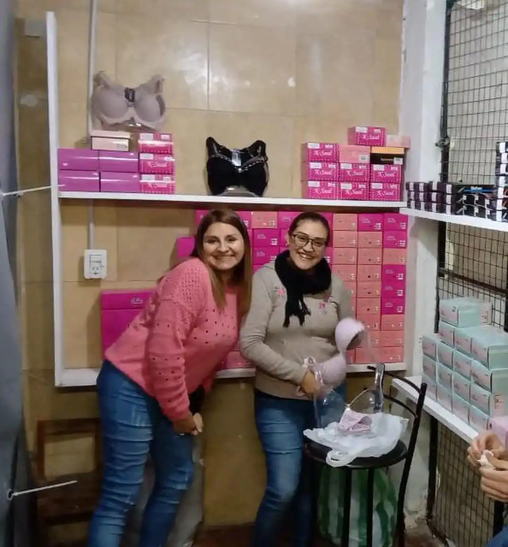 EN EL LOCAL. Silvina Gutiérrez y una amiga en su flamante negocio.