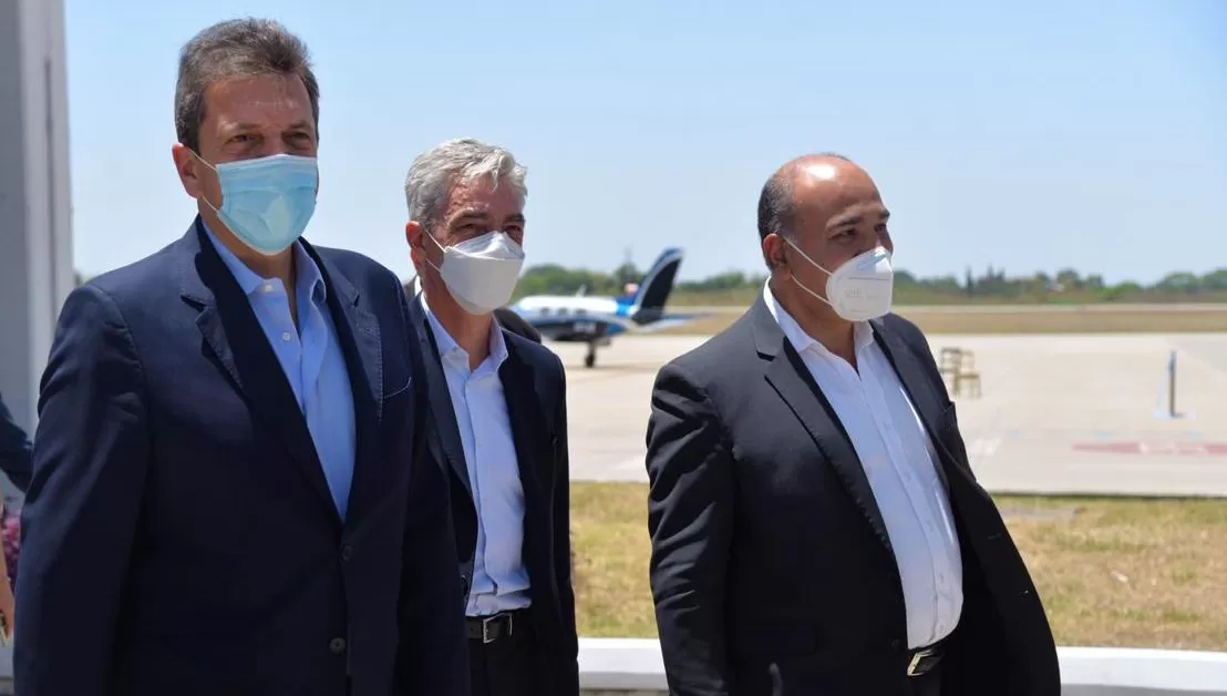 DE VISITA. El presidente de la Cámara de Diputados, Sergio Massa, visitó la provincia junto al ministro de Transporte de la Nación, Mario Meoni, para reinaugurar la torre de control del aeropuerto.