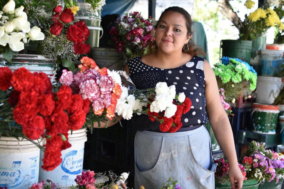 EN EL PUESTO. Celeste, la florista más joven del Cementerio del Norte.