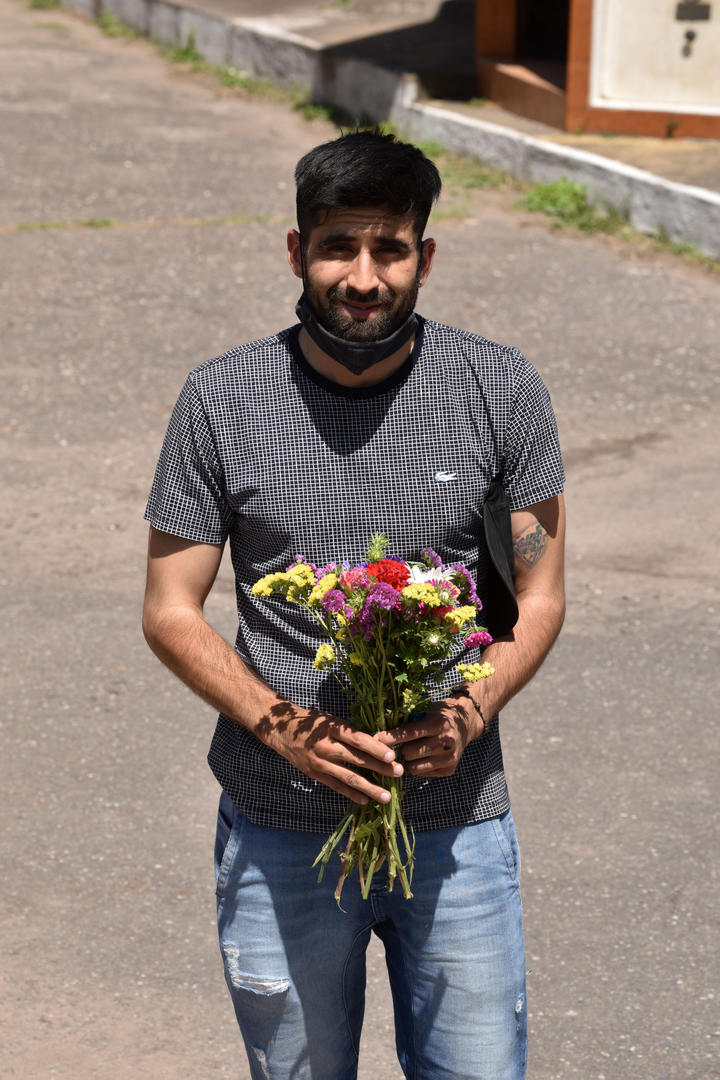 ALUMBRAR. Jorge Frías, de 31 años, llevó flores y velas para sus abuelos.