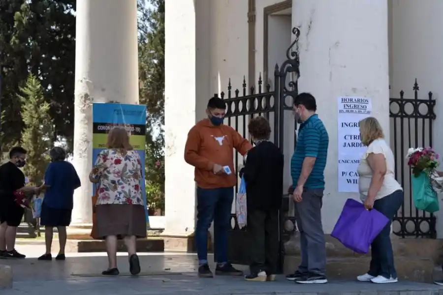 PROTOCOLO. En el ingreso del Cementerio del Norte controlan la temperatura y colocan alcohol en gel.