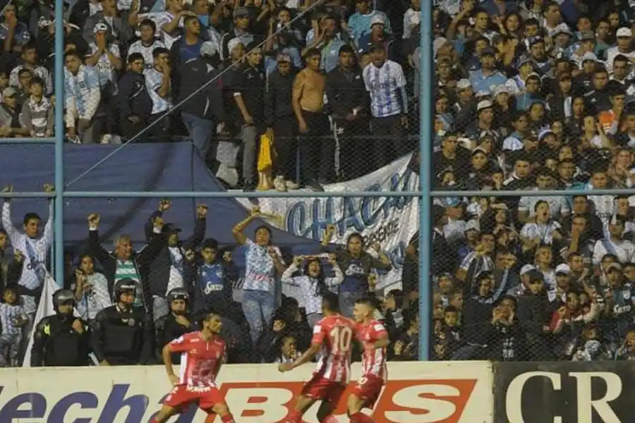 PARA EL RECUERDO. La imagen de Tino celebrando el 3-2 quedará grabada a fuego en la historia del clásico tucumano.
