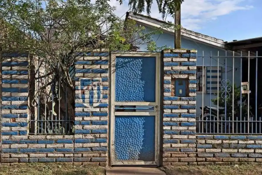 CELESTE Y BLANCO. En la casa de los Isa Luna, los colores de Atlético inundan hasta la fachada.