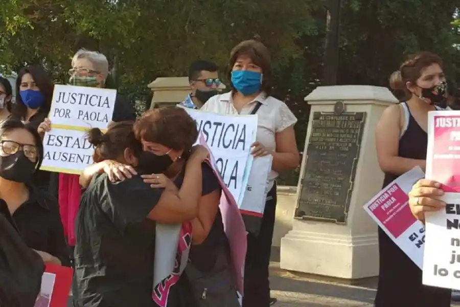 ACONGOJADAS. Imagen de desconsuelo entre familiares de la joven.