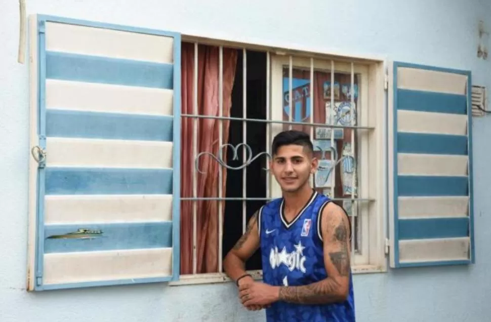 COMPLETAMENTE “DECANO” . Kevin Isa Luna en su casa, totalmente decorada de celeste y blanco y con escudos de Atlético. Un hincha jugando en Primera.  