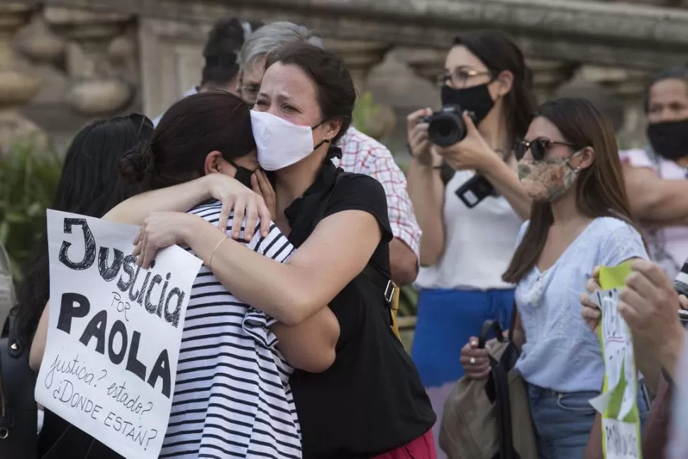 DESAHUCIADA. La madre de Paola Estefanía Tacacho es abrazada por otra familiar que intenta contenerla. la gaceta / fotos de diego aráoz