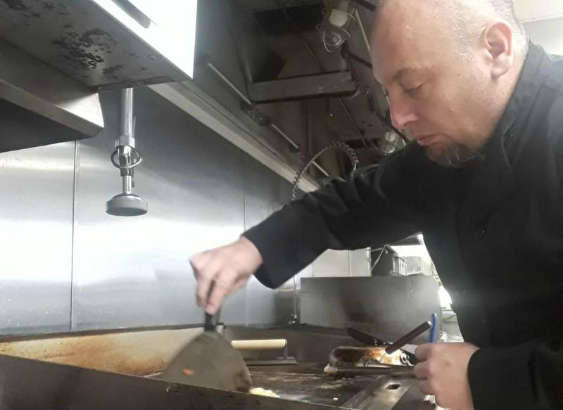 COCINERO. Tebes trabaja como cocinero en Grand Terrance.