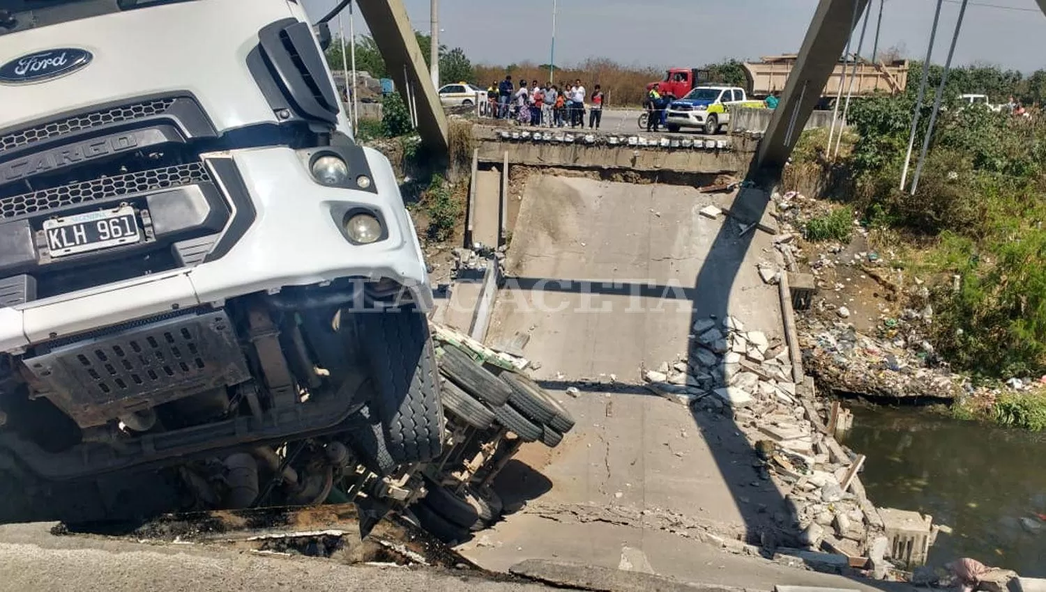 COLAPSO. El puente de Canal Sur se desplomó en septiembre de 2018, mientras un camión lo cruzaba. Foto: Archivo LA GACETA
