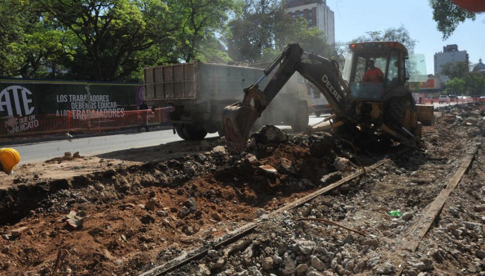 Plaza Independencia: las vías del viejo tranway quedaron todas expuestas