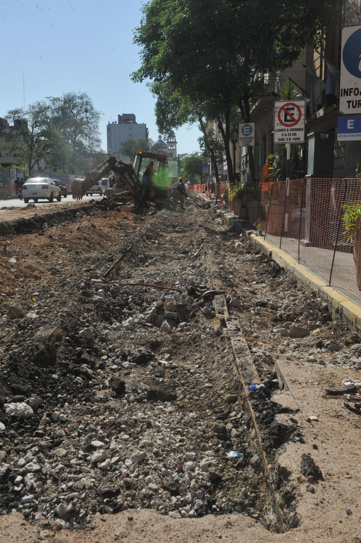 DESTRUIR PARA CREAR. Impresiona ver el entorno de la plaza destruido.