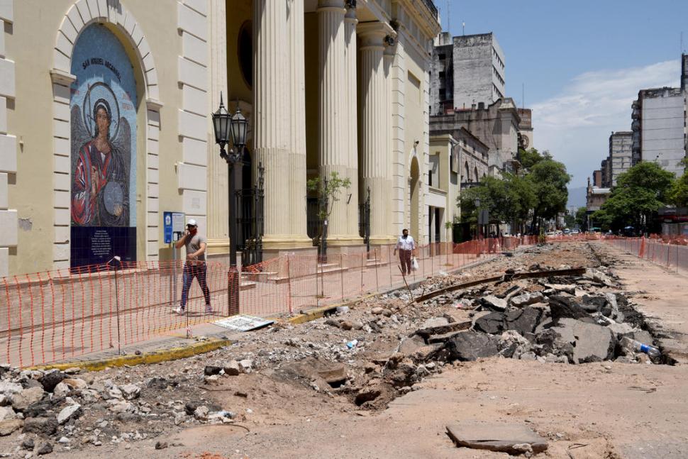 Plaza Independencia: las vías del viejo tranway quedaron todas expuestas