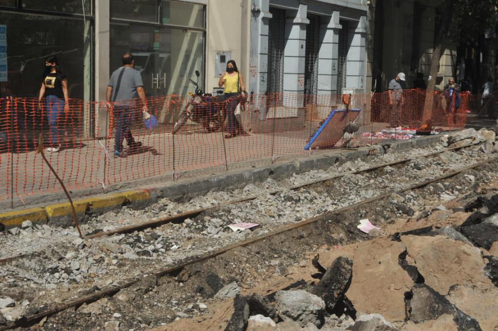 Plaza Independencia: las vías del viejo tranway quedaron todas expuestas