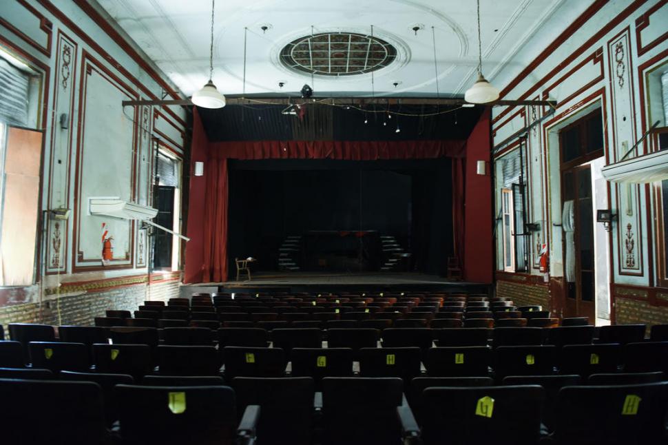 TEATRO. Pese a no sufrir daños , está en desuso desde hace un año.