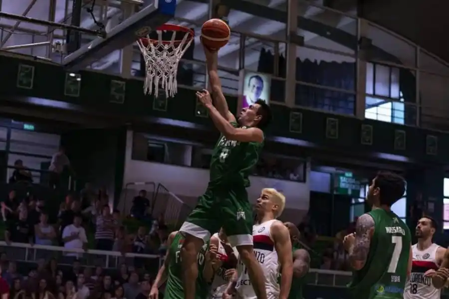 EN LAS ALTURAS. Sebastián Orresta, de Gimnasia de Comodoro Rivadavia.  