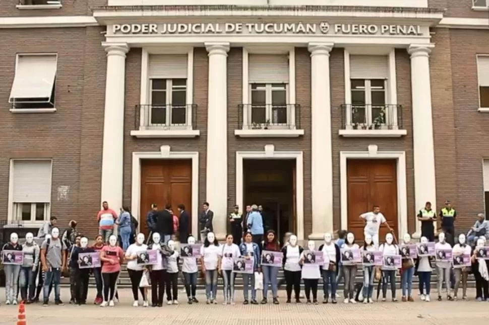 MANIFESTACIÓN. Activistas de Ni Una Menos rodearon el palacio de Tribunales Penales durante el juicio para exigir la condena del asesino de Claudia Lizárraga. 