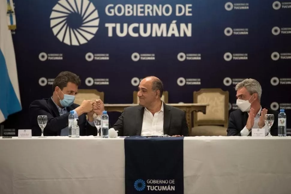 UN ACTO COMPARTIDO. Massa saluda con un golpe de puño a Manzur, mientras Meoni aplaude, en un acto que compartieron en Tucumán. LA GACETA/FOTO DE DIEGO ARAOZ