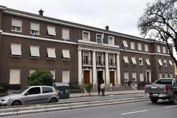 Una violenta protesta sindical derivó en una restricción de acercamiento a una funcionaria