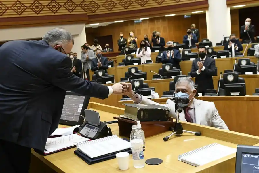 EN SESIÓN. El ahora legislador Leopoldo Rodríguez choca el puño con el vicegobernador Osvaldo Jaldo. Foto: Prensa HLT