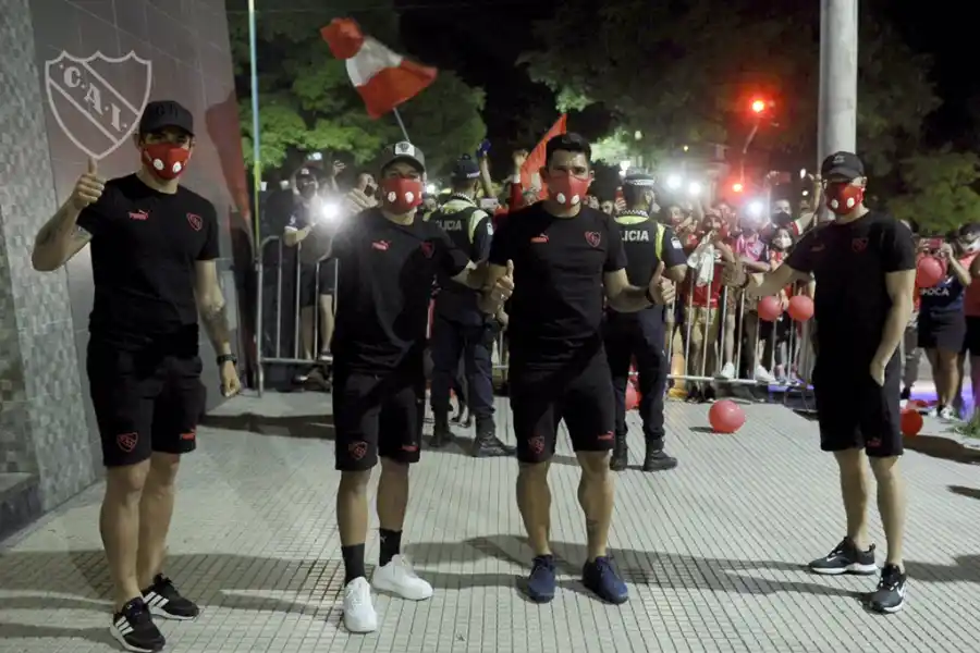 EN TUCUMÁN. Los jugadores de Independiente saludaron a los hinchas afuera del hotel.