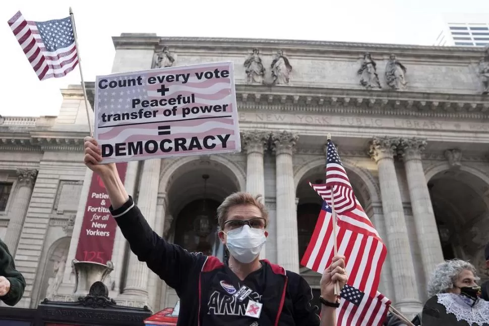 FORTALEZA Y PACIENCIA. Es lo que piden manifestantes en Nueva York: “Conteo de cada voto y transición pacífica del mando, igual a democracia” Reuters