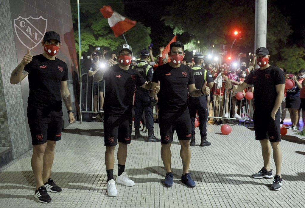 EN TUCUMÁN. Los jugadores de Independiente saludaron a los hinchas afuera del hotel.