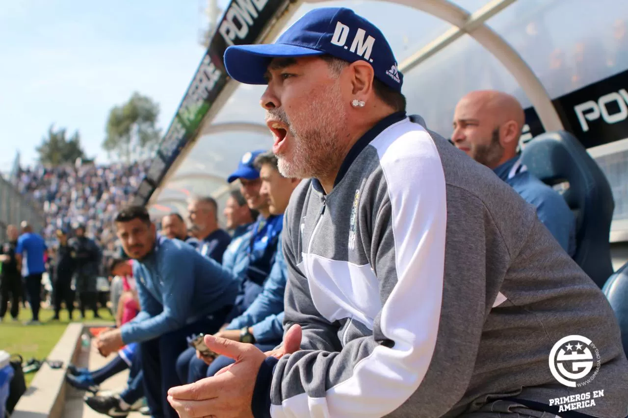 LEJOS DE LA CANCHA. Maradona no podrá dirigir a Gimnasia por un tiempo. FOTO TOMADA DE TWITTER.COM/GIMNASIAOFICIAL