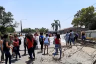 Villa Carmela: usurpan predios de la vía del ferrocarril y cortan la ruta 315