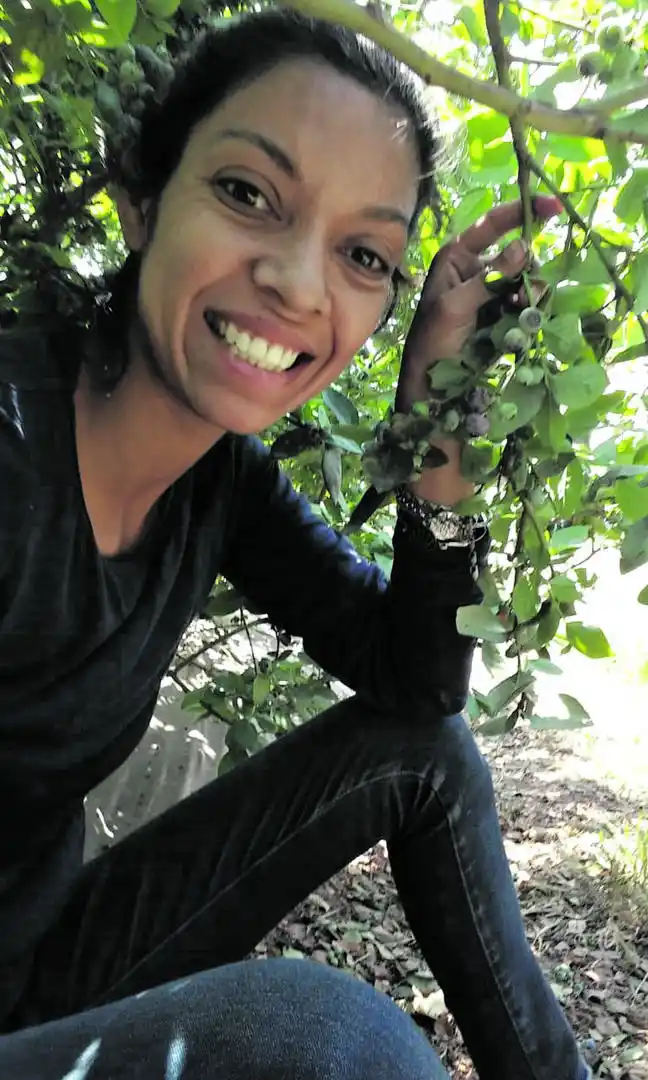 COSECHA ARÁNDANOS. Gabriela Peralta tiene dos alumnos  especiales.