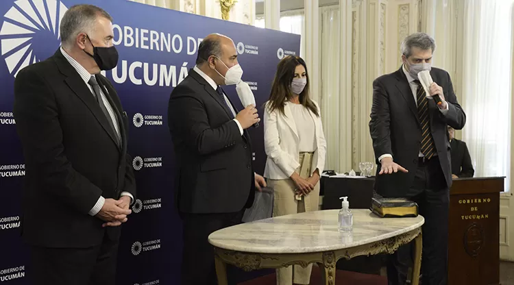 SÍ, JURO. Agustín Fernández, ante Manzur, Jaldo y Vargas Aignasse, presta juramento como secretario de Gobierno y Justicia. Foto: Comunicación Pública