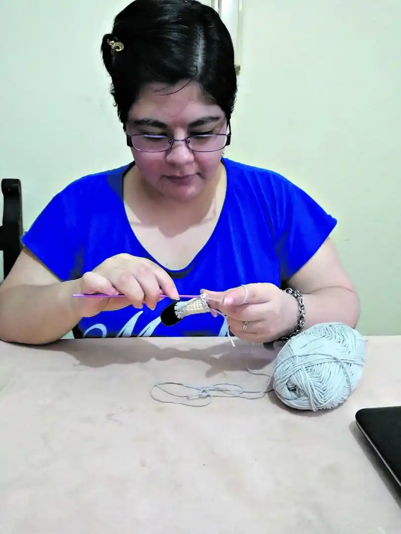 HACE ARTESANÍAS. Ayelén Morales no cobra ni abandona a su alumna.  