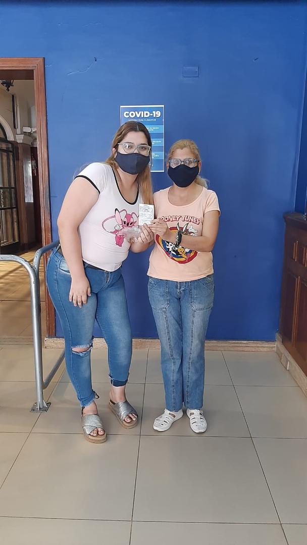 SATISFECHA. Alejandra Córdoba Martínez muestra la tarjeta ganadora.  