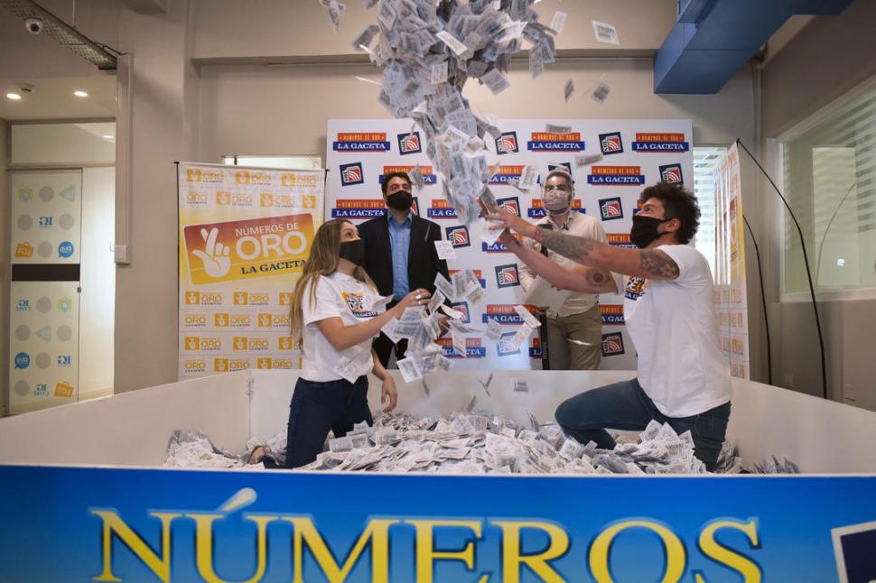 EL SORTEO. Se arrojan al aire las tarjetas para elegir una de ellas. 