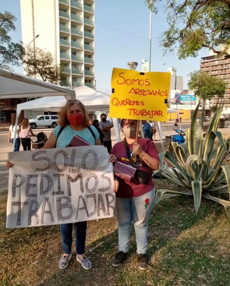 Los artesanos se movilizan al parque Avellaneda para pedir que los dejen trabajar