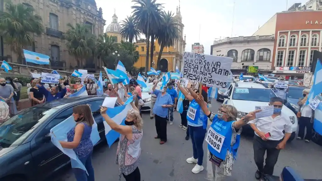 ESCENARIO. Los tucumanos mostraron carteles con distintas consignas. LA GACETA / ANALÍA JARAMILLO. 