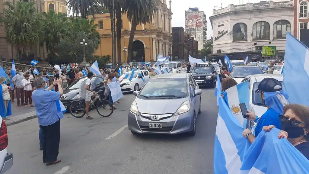 MANIFESTANTES. Los tucumanos se movilizaron en vehículos y caminando. LA GACETA / ANALÍA JARAMILLO.