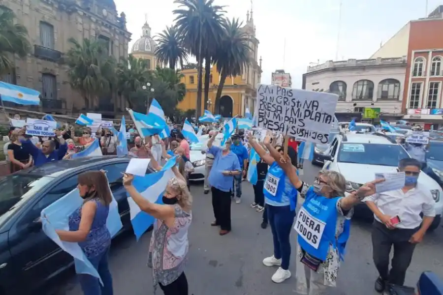 ESCENARIO. Los tucumanos mostraron carteles con distintas consignas. LA GACETA / ANALÍA JARAMILLO. 
