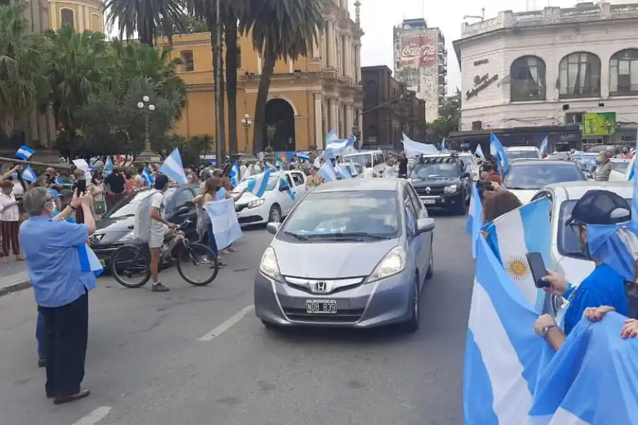 MANIFESTANTES. Los tucumanos se movilizaron en vehículos y caminando. LA GACETA / ANALÍA JARAMILLO.