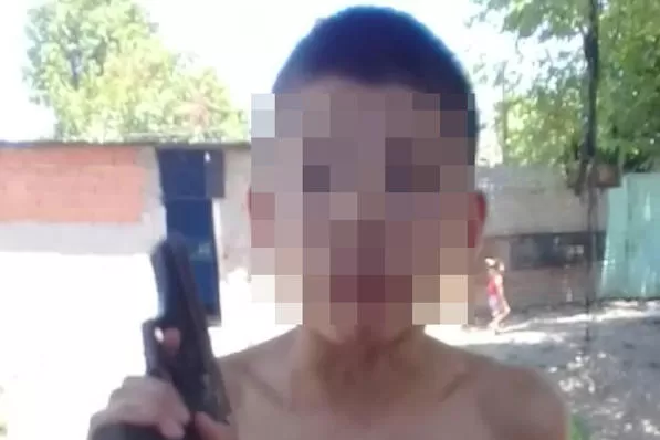 ESPANTO. El niño aparece con dos armas en un video. 