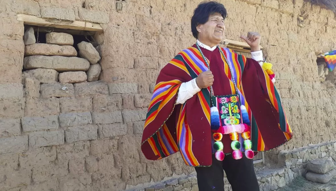 EMOCIÓN. En su regreso a Bolivia, en caravana, Evo Morales llegó a Orinoca, su tierra natal.