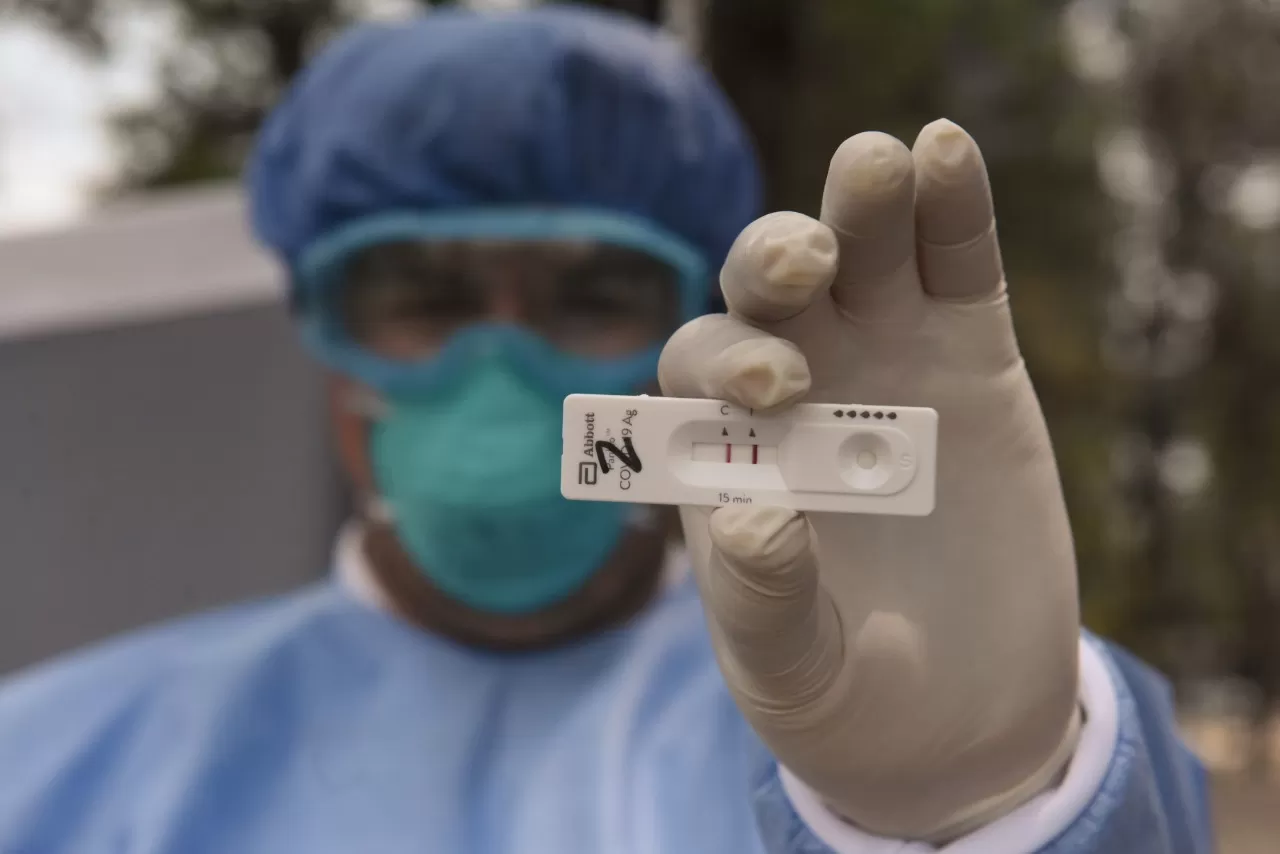 TESTEOS. Los agentes sanitarios siguen haciendo pruebas de antígeno y PCR en distintos puntos de la provincia.