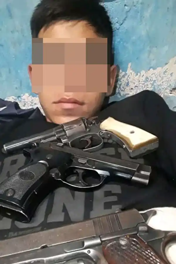 MÁS ARMAS. “Pequeño” posando con tres pistolas sobre su pecho.