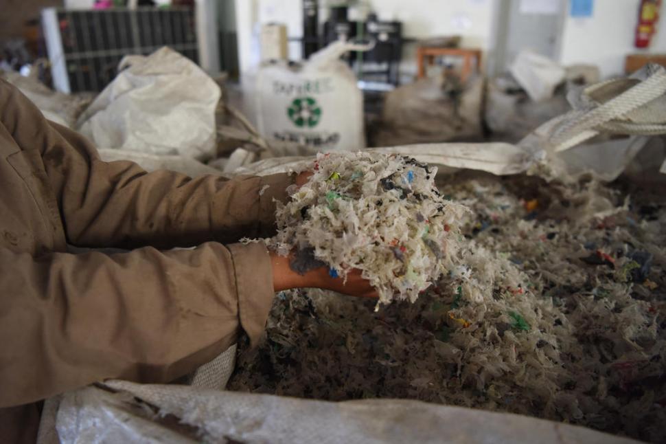 TRITURADO. Así salen del molino los restos de papel y de plástico.