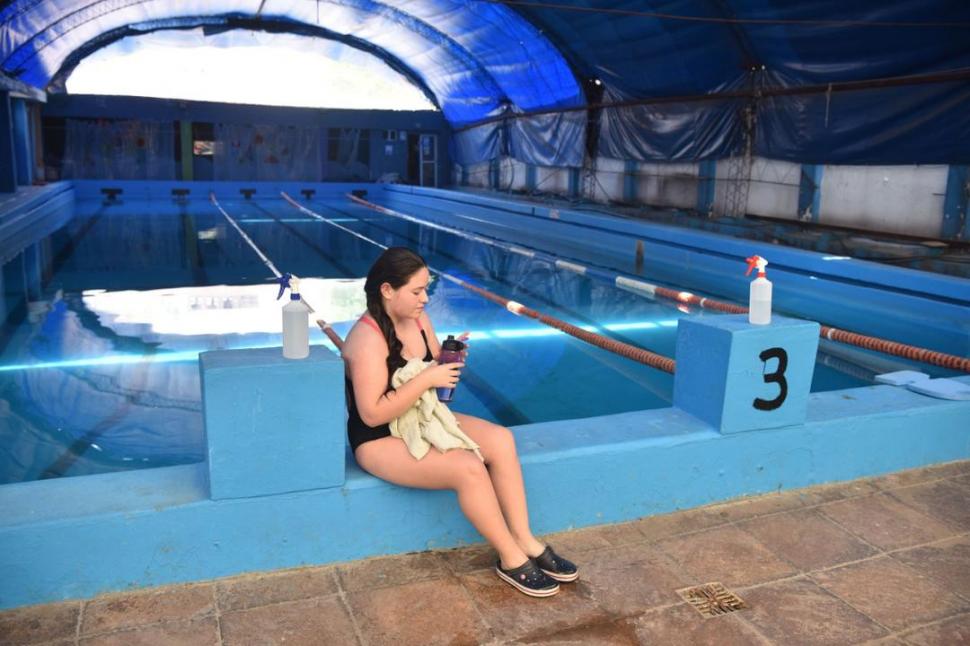 AL AGUA. Los natatorios fueron habilitados a trabajar con el COE, sólo para entrenamiento individual, con distanciamiento social y sin vestuarios. la gaceta / foto de inés quinteros orio