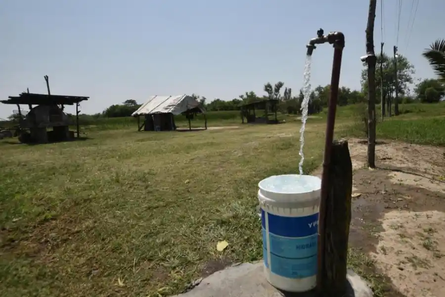 JUNTANDO AGUA. En el este el líquido puede ser perjudicial para la salud.