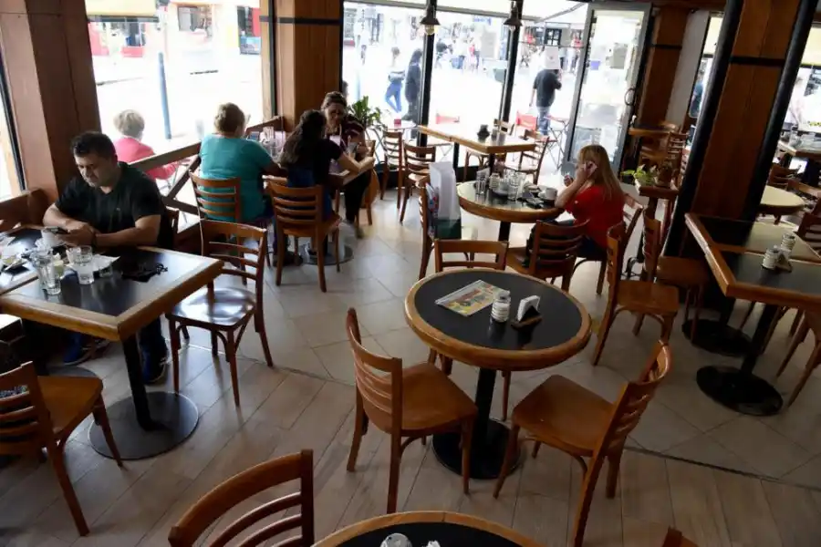 EL INTERIOR DEL BAR. Ahora se amplió la capacidad de atención.