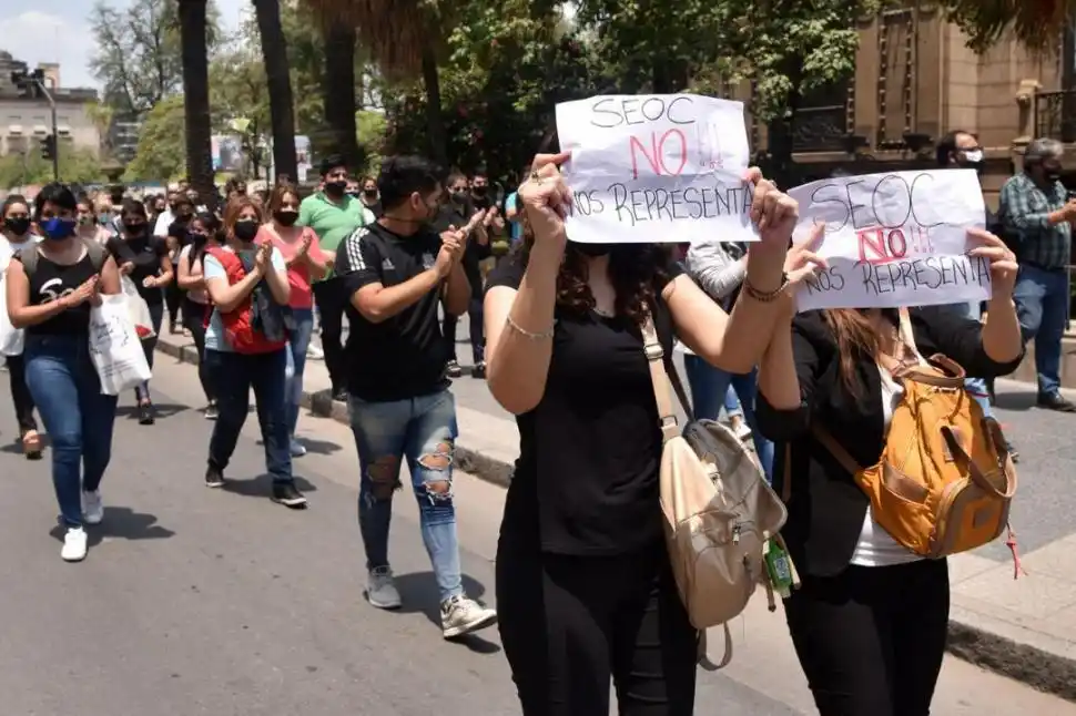 AUTOCONVOCADOS. Empleados piden que continúe el horario corrido. la gaceta / foto de Inés Quinteros Orio