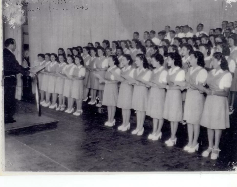 PRIMEROS PASOS. Esta foto de 1945 atestigua el origen del Coro Universitario de Tucumán, que sigue mostrando una juvenil vitalidad. 